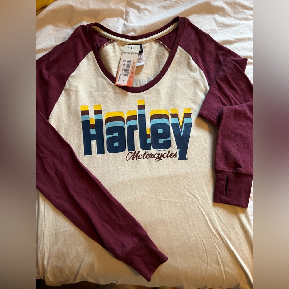 Ladies medium H/D long sleeved tee.